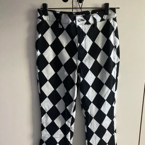 harlequin checkered flares - motel rocks flare byxor med svartvitt rutigt harlequinmönster