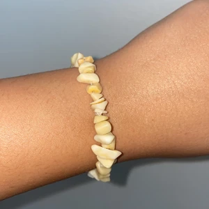 Gult Kristallarmband  - Är inte expert på kristaller så vet inte vilken kristall detta är men det är kristaller☺️