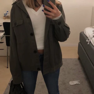 Grön jacka  - Säljer denna super snygga jacka från zalando. Köpte för ett år sedan men inga slitningar eller fläckar. Säljer pga inte riktigt min smak längre m. 