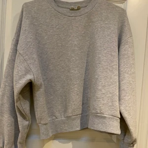 Sweatshirt  - En grå Sweatshirt från Gina Tricot💕