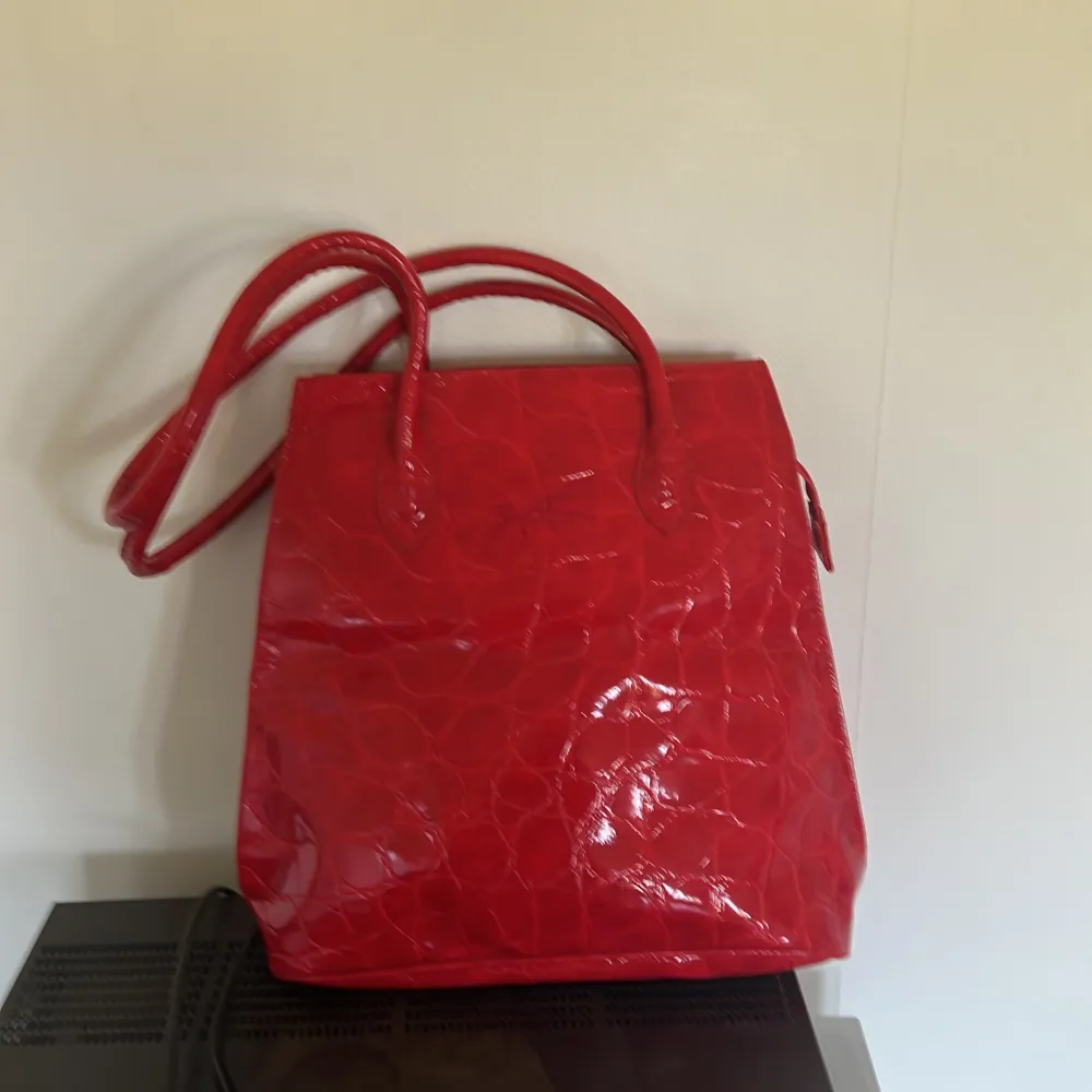Röd Retro handväska nästintill oanvänd från Björn Borg men längre axelband.  200kr plus frakt. Priset går att diskutera om snabb affär Kan även mötas upp i Ulricehamn och eventuellt borås. Väskor.
