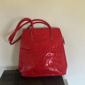 Röd Retro handväska nästintill oanvänd från Björn Borg men längre axelband.  200kr plus frakt. Priset går att diskutera om snabb affär Kan även mötas upp i Ulricehamn och eventuellt borås