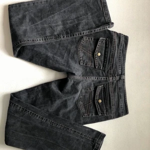 Supersnygga lågmidjade jeans  - Säljer dessa otroligt snygga lågmidjade jeansen,dem är ifrån mywear i storlek 164,dem säljs då dem tyvärr var för korta på mig som är 164❣️ dem är väldigt strechiga i materialet,bara att skriva om du har frågor eller vill ha bild på! (Lånade bilder)