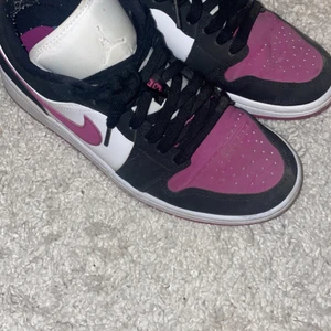 Skor - Hej. Säljer dessa skor åt min vän. Använda några gånger vilket de syns på dom😄. 400kr eller bud. Vi vet ej om dom äkta men finns scann men ej säker. 