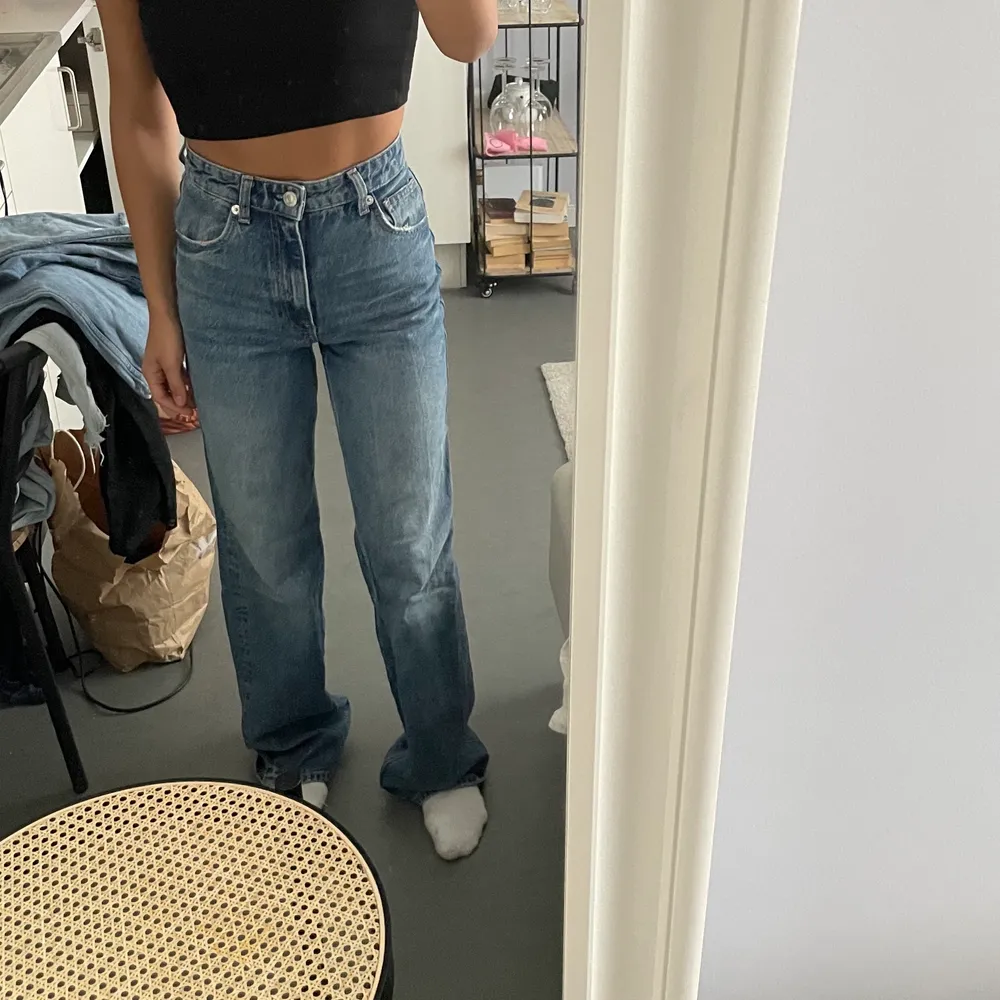 Långa, raka jeans från zara. Höga i midjan. Stl 34, jag är 164 cm. Möts i Uppsala!. Jeans & Byxor.