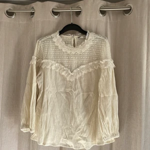 Söt blus - Aldrig använd men så söt att ha tex under en stickad tröja <3