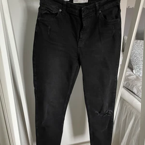 Jeans från Berhska stl 38 - Jeans från Bershka med hål på ena knäet. Använd fåtal gånger så mycket bra skick!✨ Köparen står för frakten, kan mötas upp i Kalmar!