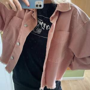 En superfin rosa jeansjacka från Gina tricot i kort modell med stora ärmar. Den är i storlek M/L men passar även XS/S om man vill ha lite oversized. Den har knappar både fram och i ärmarna. Köparen står för eventuell frakt!