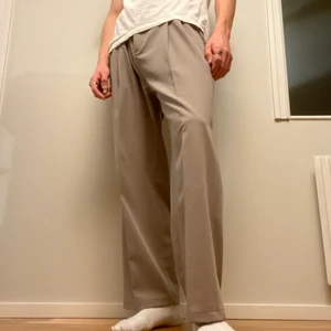 Vida kostymbycor - Kostymbyxor med vid passform. Sitter som 31-32 i både midja och längd. Herr men kan funka unisex. Fint skick!