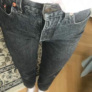 Jeans men hög midja, köpta på pop-butiqe nyligen men inte kommit till användning! Grå/svart i färgen.   Storleken är inte märkt i, men uppskattar stl 27 i nya jeansstorlekar.  74cm i midjan. 