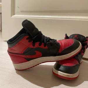Nike Air jordan 1  - Säljer mina jordans. Väldigt fint skick behövs bara en tvätt med det fixar jag innan post Köpta 2020 för 1400