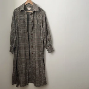 Trenchcoat - Samfraktar gärna :) Kan mötas upp i Sthlm!                       Pruta om något känns för dyrt!