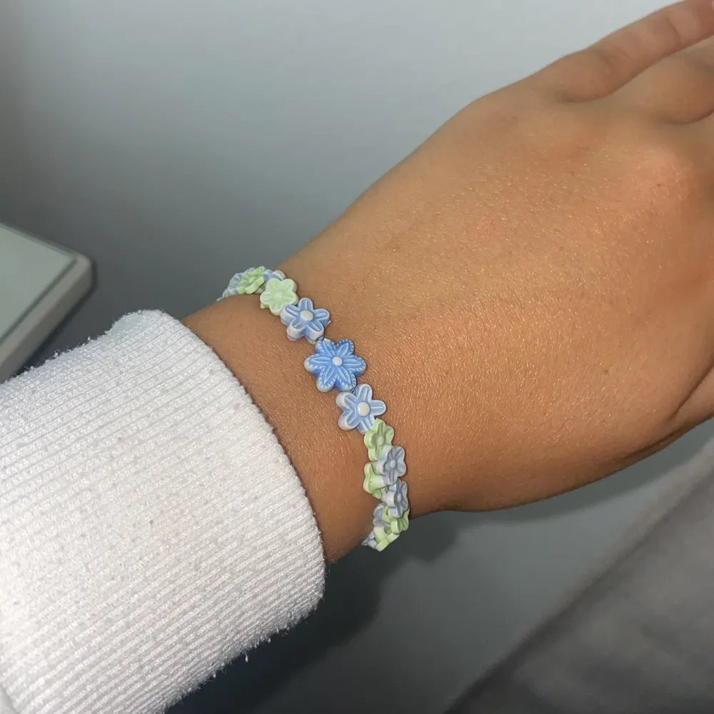 Ett blågrönt blommigt elastiskt armband som är jättegulligt!☺️köp det med ett annat armband jag säljer och få 10kr rabatt, om du köper det med två andra armband får du 15kr rabatt, köper du med 3 andra blir det 20kr rabatt osv.❤️ . Accessoarer.