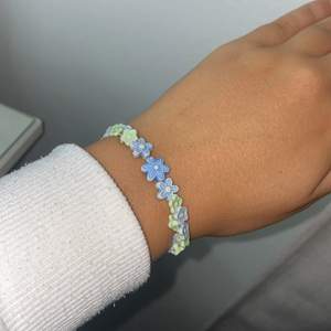 Ett blågrönt blommigt elastiskt armband som är jättegulligt!☺️köp det med ett annat armband jag säljer och få 10kr rabatt, om du köper det med två andra armband får du 15kr rabatt, köper du med 3 andra blir det 20kr rabatt osv.❤️ 