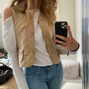 Väst  - Super snygg tunn dunväst från gap😍