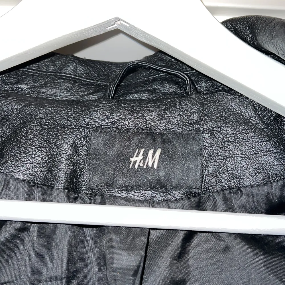 Skinnjacka från H&M storlek 34, använt i gott skick. Jackor.