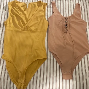 Två såå snygga bodies  - Den gulbeiga är stl S och den rosabeiga är 36. Båda passar mig som är en typisk 36. Fint skick, inga anmärkningar och sparsamt använda. 