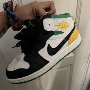 Skor - Hej säljer min bros skor. Scann finns inte och inte box eller kvitto. Knappt använda 