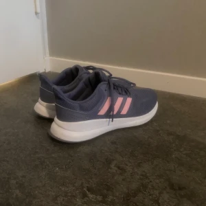 Lila adidas ”sport” skor, storlek 38,5 - Sköna promenad skor, köpte dom för 2 år sen men sällan kommit till användning.