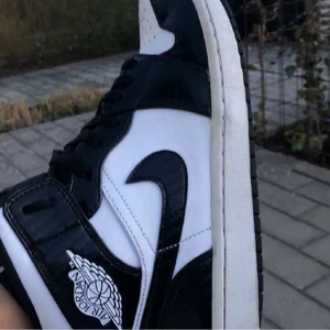 Jordan 1 carbon fiber - Säljer mina gamla Jordan 1 Mid carbon fiber super fina och om ni har frågor ställ dom kan skicka fler bilder om ni vill. Har box och är köpta på restocks