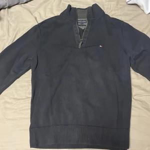 Tommy hilfiger half-ziped tröja  - Hej, säljer denna fina Tommy hilfiger tröja eftersom jag inte använder den alls, tycker att den är ganska o ösig att ha ifall jag inte använder den. Den är storlek M och är i bra skick. Den är mörkblå nästan svart👍