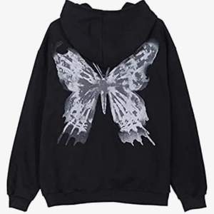 En helt ny baggy zip-up hoodie storlek L och ganska lång. Väldigt skön material och har en fjäril print!💗