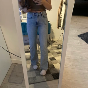 H&M jeans  - Snygga ljusblåa jeans med slits, säljer därav att de sitter väldigt tight på mig och lite korta. Fint skick!