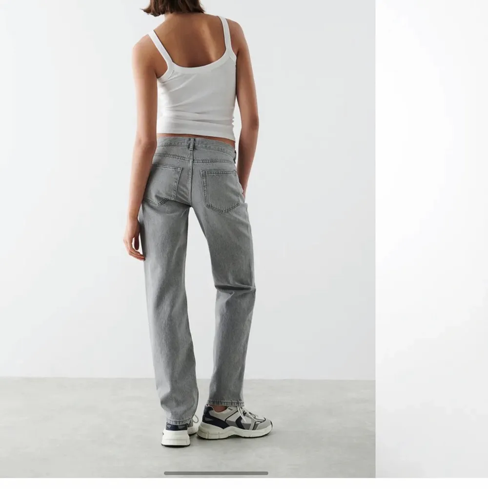 Säljer dessa slutsålda jeans från Gina tricot i storlek 38. Endast använda 2 gånger och säljare då de tyvärr är lite för långa för min syster som är 162 och vill köpa petite modellen istället. Nypris 499 :- . Jeans & Byxor.