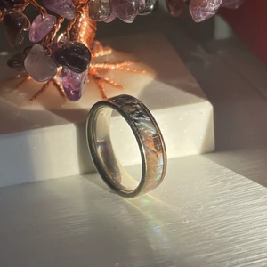 Guldring - Säljer denna guldfärgade ring då jag inte använder de längre, den rostar inte! Storleken är runt 18mm❤️ Hör av dig om eventuella frågor! Köparen står för frakten!