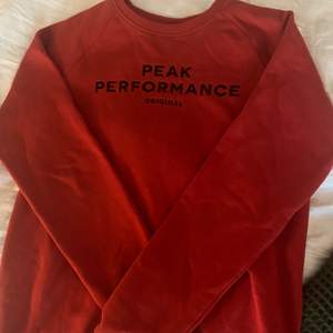 Hej! Säljer min super fina röda tröja ifrån peakperformance. Kommer inte till andvändning därav säljer den. Original pris 550kr🎈💥💃🏽🐞🌹