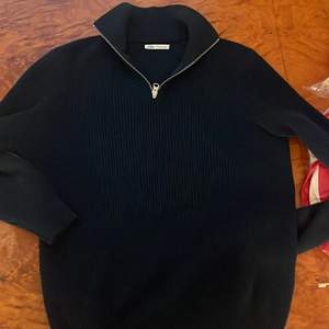 En mörkblå zip tröja som inte används