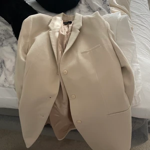 Beige kavaj! - Beige super fin kavaj från zara men längesedan. Jag har inte fått användning av den. Oversized och tar emot 200kr inklusive frakt för den🥰