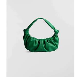 Grön väska från Gina Tricot.  ”Saga bag” slutsåld i den här färgen.