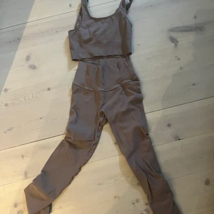Set ifrån Aimn! Fint skick, inga defekter. - Hej! Säljer detta ifrån Aimn. Tights i XS, sport-bh i S. Lila. Model Ribbed Seamless.   Kan skickas mot fraktkostnad.