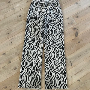 Zebra jeans, Pull&Bear - Säljer nu dessa snygga jeans från Pull&Bear i stl 36. Jag är 170 cm och dem passar mig bra i längden. Fint skick, använda fåtal gånger☺️✨. 