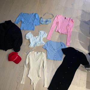 9 plagg för 500kr - Här är 9 plagg som är bl.a ny, aldrig använts och väl använda men i bra skick! 💗 Tyvärr är dem i fel storlek för mig💔)