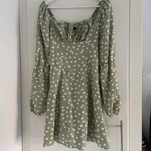 Säljer den här gröna blommiga klänningen från shein i storlek S. Aldrig använd.