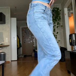 Lågmidjade Jeans - Tyvärr så säljer jag mina ljusblåa lågmidjade Brandy Melville jeans då de inte kom till nån användning. Det står att de är One-size men sitter bra på någon som är i storlek S/M el 36-38. De är i väldigt bra skick och sitter bra på.💓
