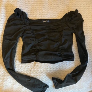 Topp!! - Fin topp, längden på mig (ca 170) gör den till magtröja. Den är för liten på mig. Man kan ha den som offshoulder och vanligt. Funkar som fest topp eller till vardags!!❤️