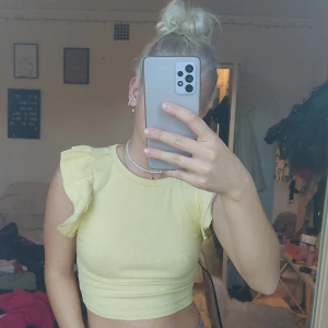 Sät topp - Gul, med söta volanger