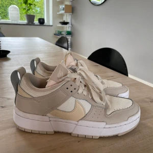 Nike Dunk Low Disrupt Sail Desert Sand - Säljer mina näst intill nya dunks. Köpta för 2300kr på sold out för ett år sedan men endast använda ett fåtal gånger (Max 5 ggr).  Skorna är i storlek 40 men skulle säga att dem sitter mer som 39.  Kan skickas mot fraktkostnad eller hämtas i Åstorp, Skåne