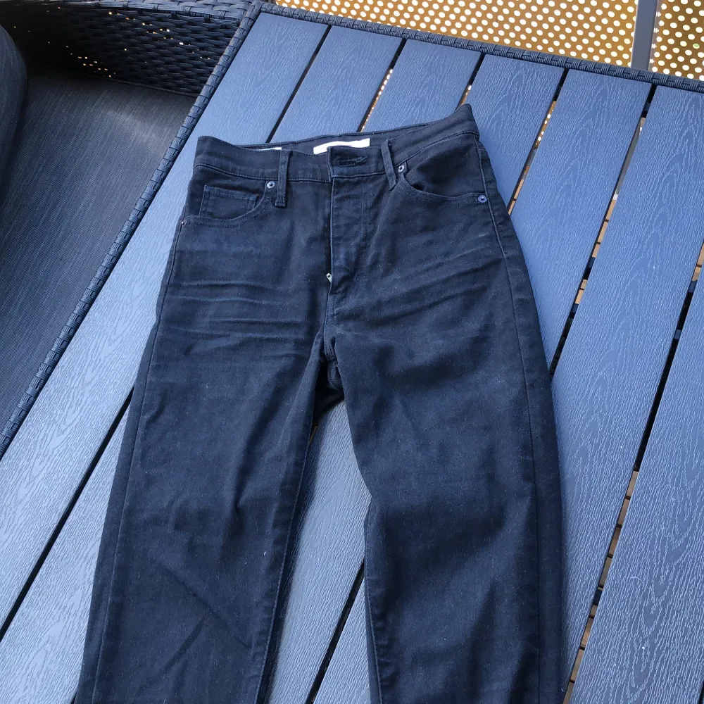 I princip nya Levis byxor som jag inte kan använda pga att jag gått upp i vikt. Passar bra på längden för mig som är 173 cm Köpta för 1199:- . Farkut & Housut.