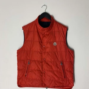 Moncler down west - Tjena säljer en fet moncler väst för bästa priset! Köpte denna västen för 5000kr och skick på denna västen skulle jag säga är 10-10. Fraktar i hela Sverige. Går även att mötas upp. Den ligger även ute på min insta MND_stocks