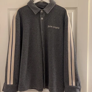 Palm angels Wool Track Shirt in Light Grey - Säljer min Wool Track Shirt. Skick 10/10 som ny. Kvitto medföljer, köpt från miinto för 7500kr