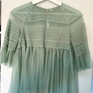 Grön topp - Luftig och skön att ha på sig. Den är rätt genomskinlig som de syns på bilderna 