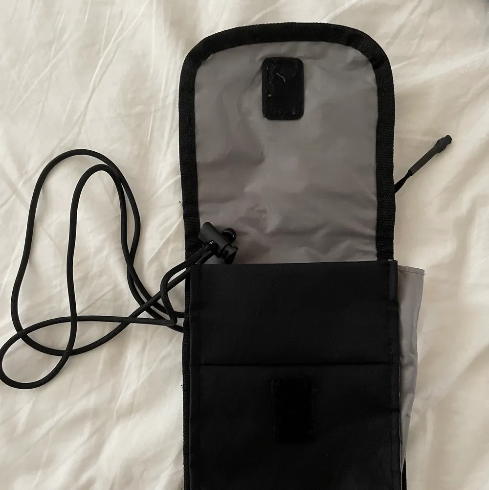 En svart stussy travel pouch bara använd ett fåtal gånger. Perfekt för dina viktigaste saker😸. Skriv om ni har några frågor!!. Väskor.