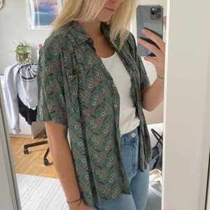 Blus - Unik blus/skjorta med grönt mönster. Finns ingen storlek utskriven men jag bär M för referens. 
