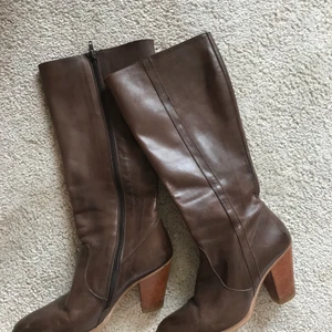 Boots med klack - Här har ni de perfekta bootsen med klack! Perfekt brun färg och de passar till allt! Så himla snygga verkligen. Startar budgivning eftersom det är så många som har hört av sig!❤️❤️❤️