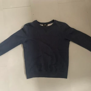 APC  blå sweatshirt - Marinblå APC (rue madame paris) sweatshirt i storlek M, väldigt bra skick använd fåtal gånger. Kan mötas eller kan posta, pris kan diskuteras!😄