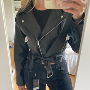 Jacka - Helt ny skinnjacka från Nelly. Säljer då jag inte hann skicka tillbaka! Ordinarie pris 749kr❤️❤️